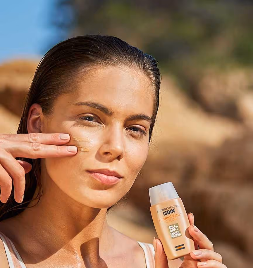 ضدآفتاب رنگی ایزدین فیوژن واتر isdin fusion