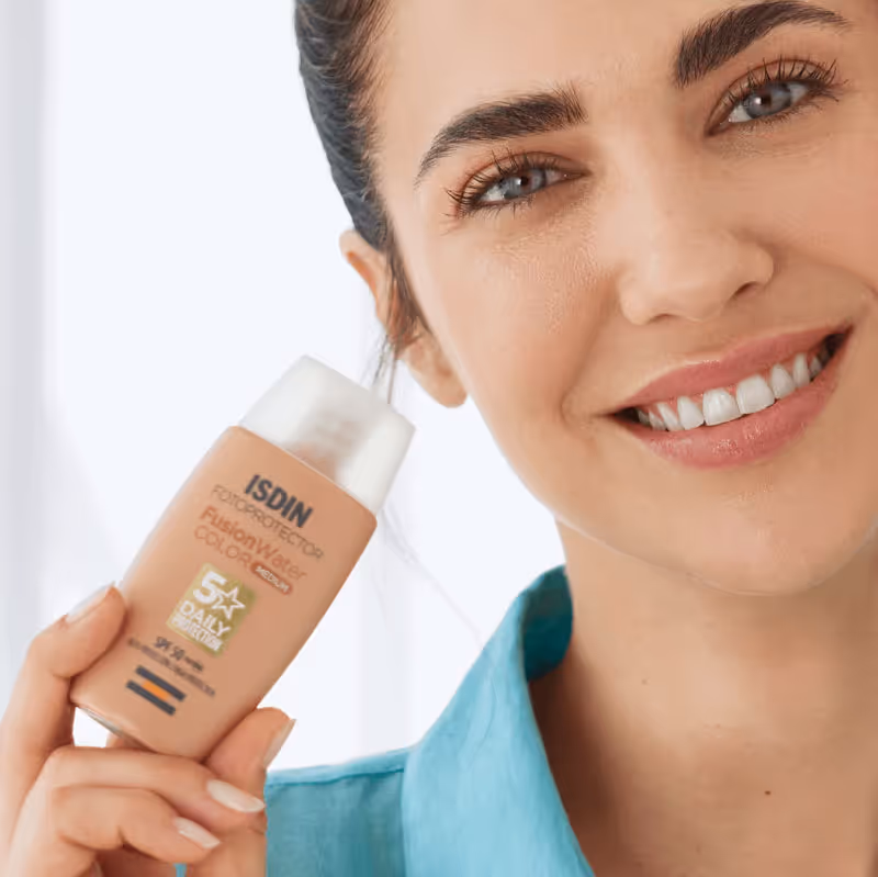 ضدآفتاب رنگ متوسط ایزدین فیوژن واتر isdin