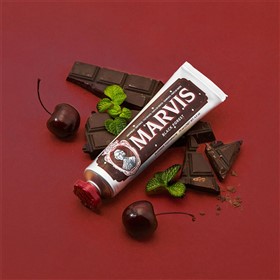 خمیردندان شکلات تلخ و گیلاس مارویس Marvis Black Forest حجم 85 میلی لیتر